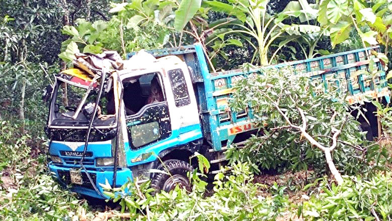 নিয়ন্ত্রণ হারিয়ে ট্রাক খাদে, নিহত ১